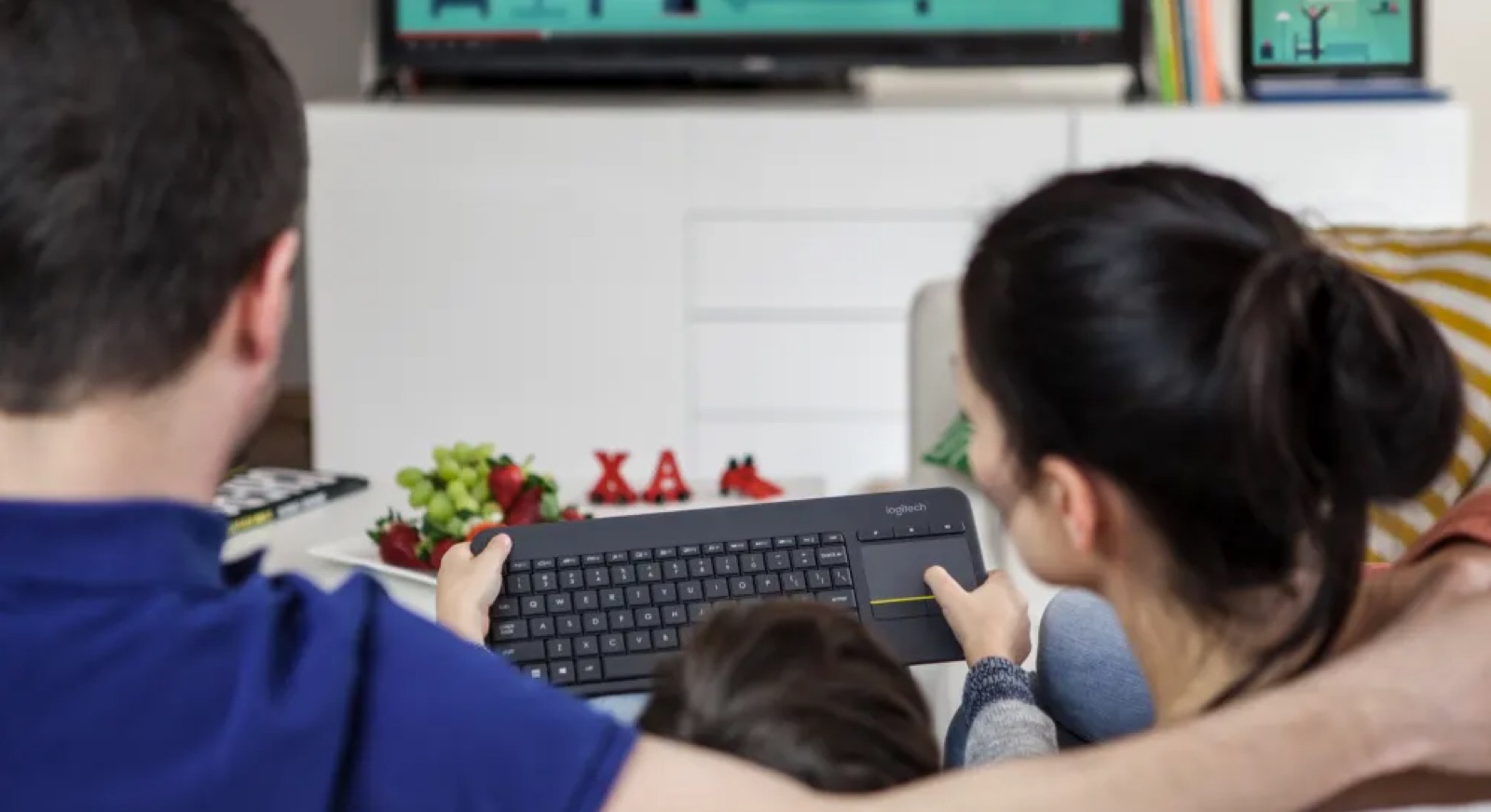 Bàn phím không dây Logitech K400 Plus đen (USB/PinAA) 1